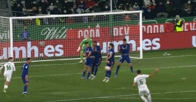 肯·葛瑞菲重返老东家水手队，在首个主场赛后由队友扛在肩上绕场一周