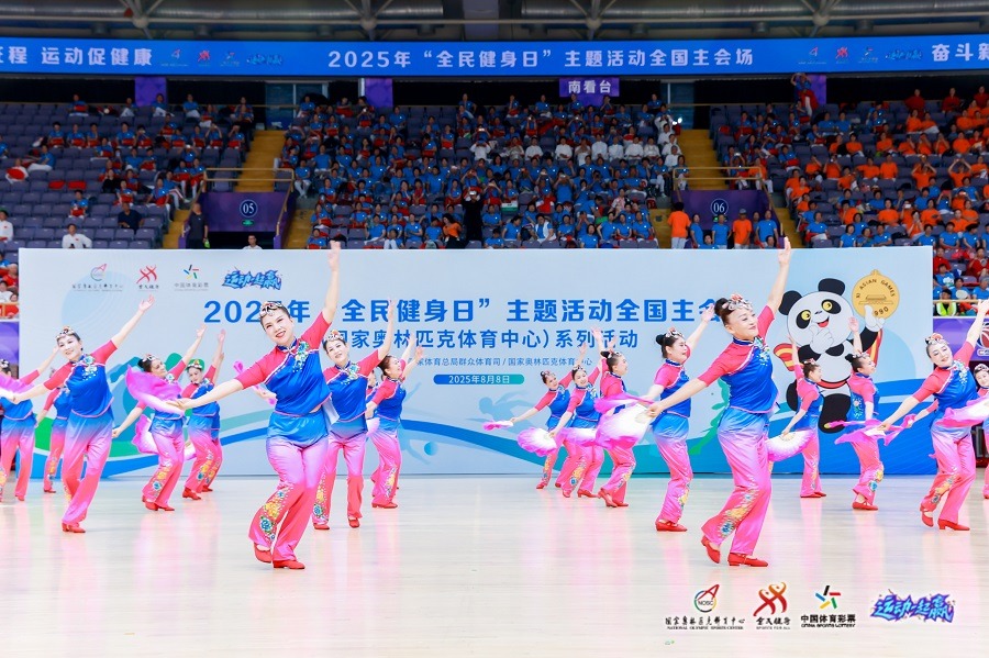 纽约洋基队宣布退役队魂伯尼·威廉斯的 51 号球衣，全场老洋基人齐聚